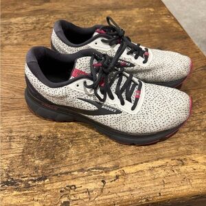 Brooks Women's Athletic Shoes - White and Pink